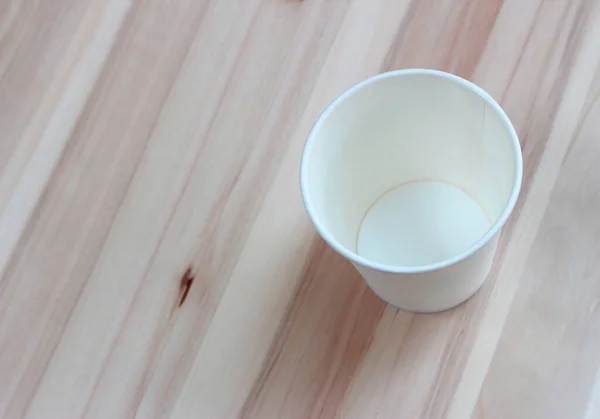 Біла Паперова Чашка Дерев Яному Столі — стокове фото