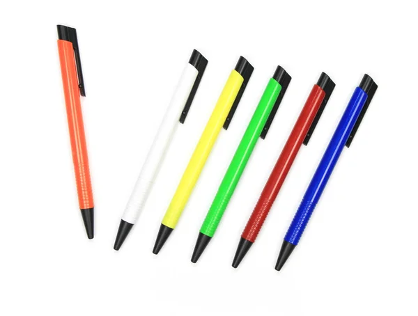 白い背景に孤立したカラーボールペン — ストック写真