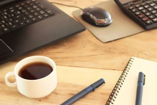 Kaffekopp Och Kontorsbord Med Bärbar Dator — Stockfoto