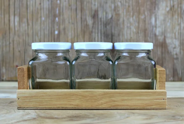 木製のテーブルの上に空白のガラス鍋 — ストック写真