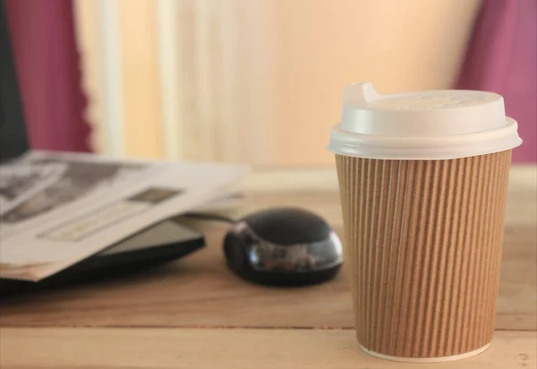 Kaffekopp Och Kontorsbord Med Bärbar Dator — Stockfoto