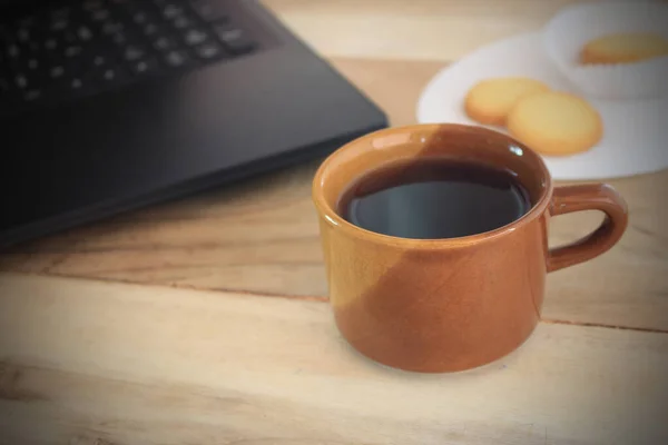 Xícara Café Mesa Escritório Com Computador Portátil — Fotografia de Stock