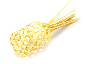 Beyaz arkaplanda hasır bir bambu sepeti.