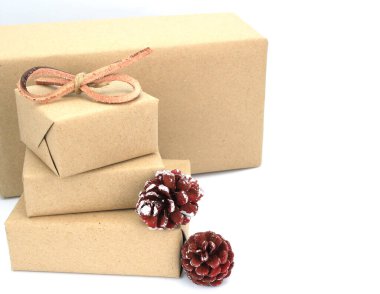 kahverengi hediye kutusu beyaz arkaplanda izole