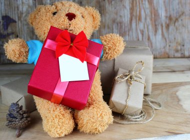 Yeni yıl hediyeleri paketlenmiş ve oyuncak ayı