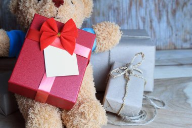 Yeni yıl hediyeleri paketlenmiş ve oyuncak ayı