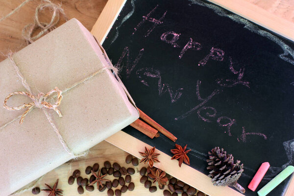 Доска с подарочной коробкой и деревенскими украшениями