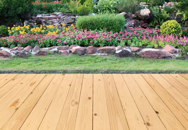 Paisaje Jardín Con Suelo Madera — Foto de Stock