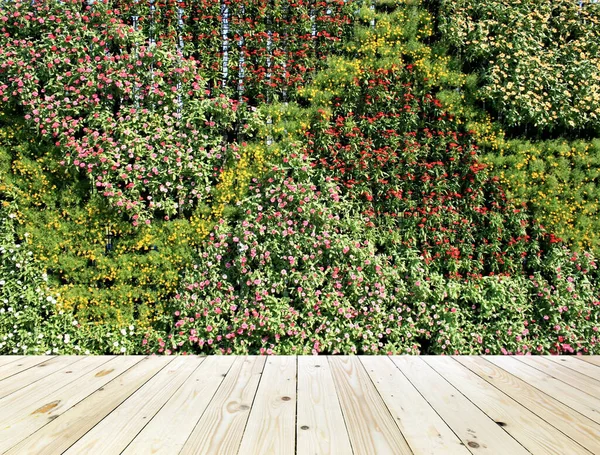 Květinová Stěna Vertikální Zahrada Dřevěná Podlaha — Stock fotografie