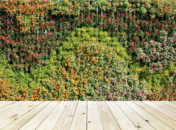 Ściana Kwiatowa Pionowy Ogród Podłoga Drewna — Zdjęcie stockowe