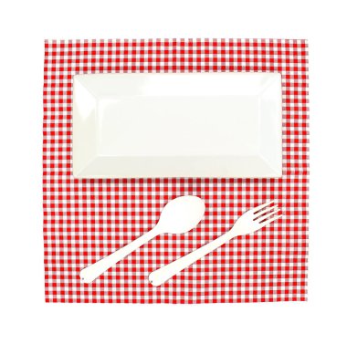 Üst görünüm tabağı ve kaşık, çatal kırmızı masa örtüsü dokusu 