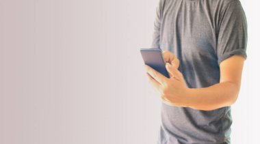 Akıllı telefonu tutan bir adam: ton sepia