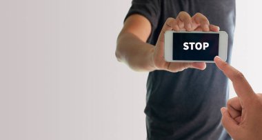 Akıllı telefonu ekranda metin durağıyla tutan bir adam