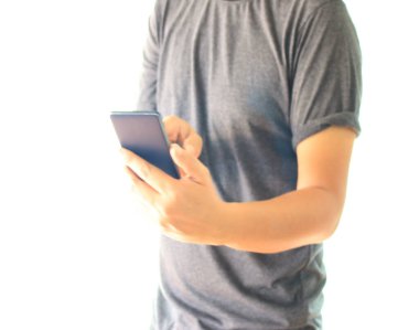 Bulanık arkaplan: akıllı telefonu tutan bir adam: ton sepisi