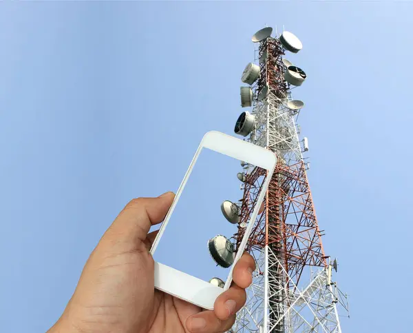 Ręka Trzymając Smartfona Tle Anteny Radiowej Telekomunikacyjnej — Zdjęcie stockowe