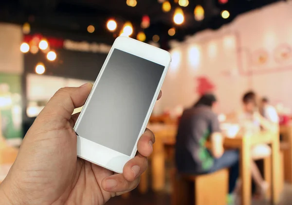 Blur 레스토랑 배경에 스마트폰을 스마트폰 컨셉트에 — 스톡 사진