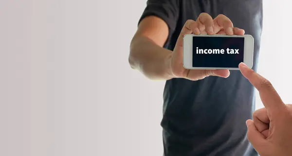 Hombre Usando Mano Sosteniendo Teléfono Inteligente Con Impuesto Sobre Renta — Foto de Stock