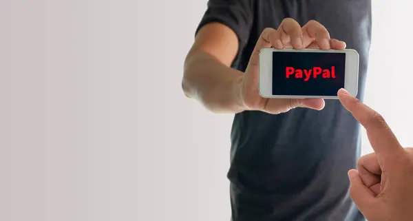 Homem Usando Mão Segurando Smartphone Com Texto Paypal Exibição — Fotografia de Stock