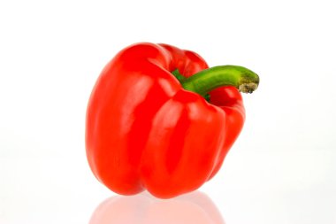 dolma biber beyaz arkaplanda izole edildi