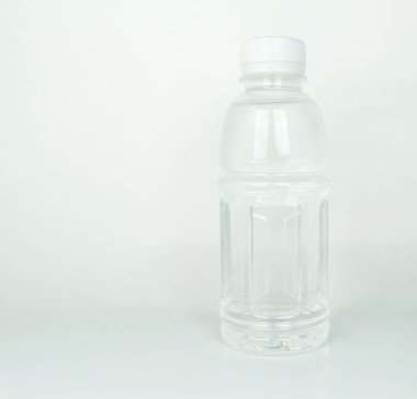 Beyaz arka planda plastik su şişesi