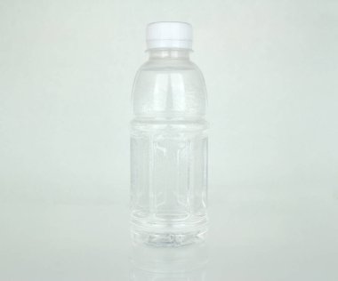 Beyaz arka planda plastik bir su şişesi