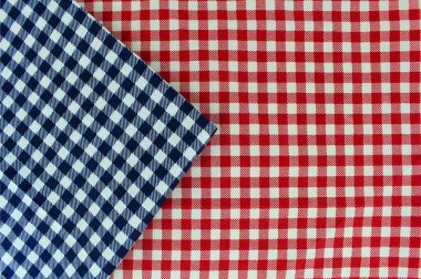 Masa örtüsüyle kaplı ahşap bir masa. Yukarıdan bak. Ürün montajı için boş masa örtüsü. Ürünleriniz ve metinleriniz için boş alan