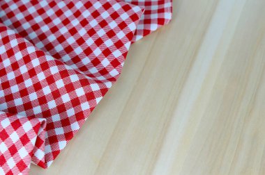 Masa örtüsüyle kaplı ahşap bir masa. Yukarıdan bak. Ürün montajı için boş masa örtüsü. Ürünleriniz ve metinleriniz için boş alan