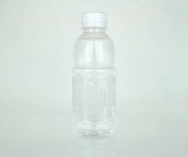 白い背景にプラスチックボトルの水が — ストック写真