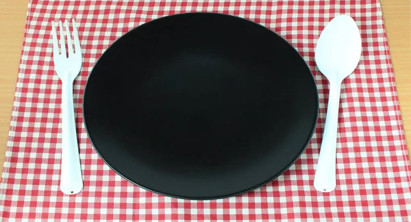 勺子之间的盘子 叉在红色桌布纹理上 — 图库照片