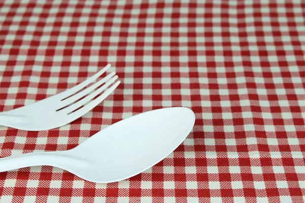 桌布上的叉子和勺子 用作食物的背景 — 图库照片