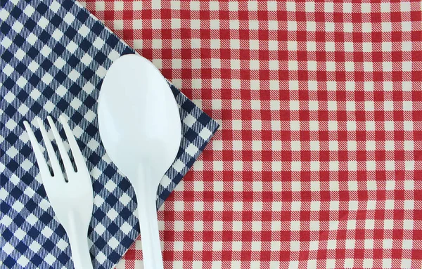 桌布上的叉子和勺子 用作食物的背景 — 图库照片