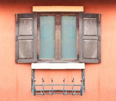 Eski Pencereyi Tuğla Duvarda Aç