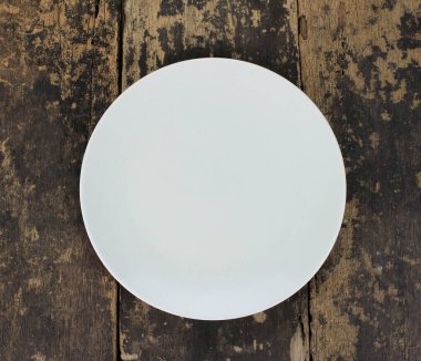 Ahşap arkaplanda boş tabak