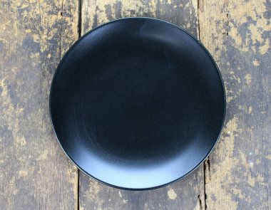 Ahşap arkaplanda boş tabak