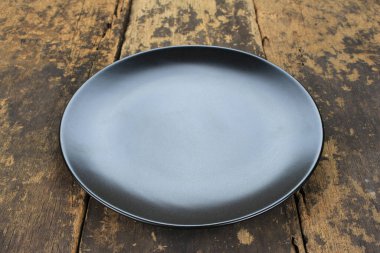 Ahşap arkaplanda boş tabak