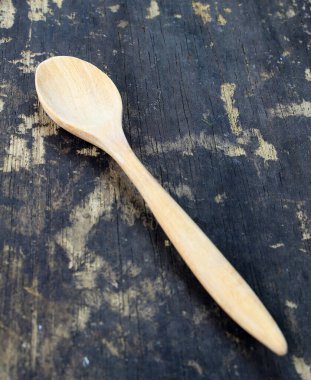 Ahşap arka planda tahta kaşık