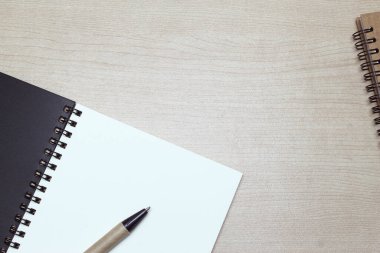 Çalışma alanı ofis masasının fotokopi alanı arka planına sahip yaratıcı düzlüğü