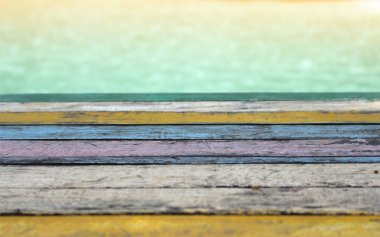 Su yüzeyinde ahşap zemin