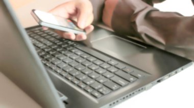 Online alışveriş için bilgisayar ve akıllı telefon kullanan bulanık eller