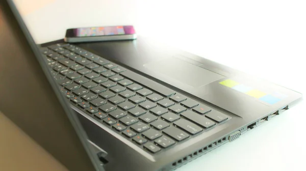 Close Detail Side View Laptop Computer Keyboard Smartphone Daytime Soft — 스톡 사진