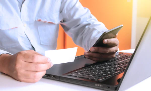 Mãos Usando Laptop Verificar Cartões Visita Para Ligar Para Compras — Fotografia de Stock