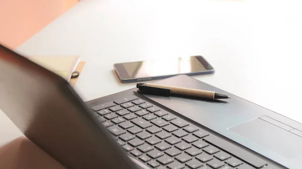 Närbild Detalj Sida Bärbar Dator Tangentbord Med Dagtid Mjukt Ljus — Stockfoto