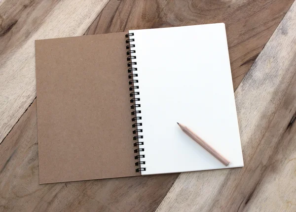 Notebook e lápis na mesa de madeira velha — Fotografia de Stock