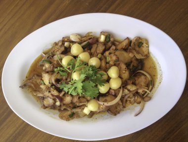 kireç, sarımsak ve biber sauc ile kavrulmuş domuz eti