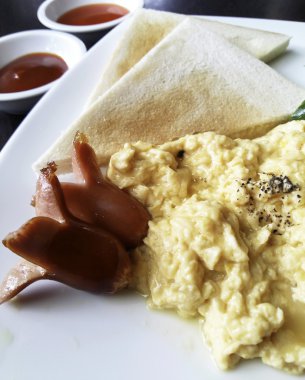 Domuz sosisi ve Kepekli tost, tam br ile pişmiş yumurta