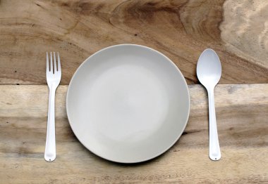 boş tabak kaşık ve çatal, üstten görünüm ile. ahşap arka plan üzerinde