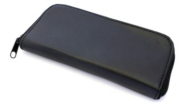 izole beyaz zemin üzerine siyah deri makyaj çantası