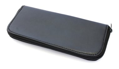 izole beyaz zemin üzerine siyah deri makyaj çantası