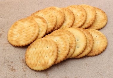 kraker kahverengi kağıt arka plan üzerinde