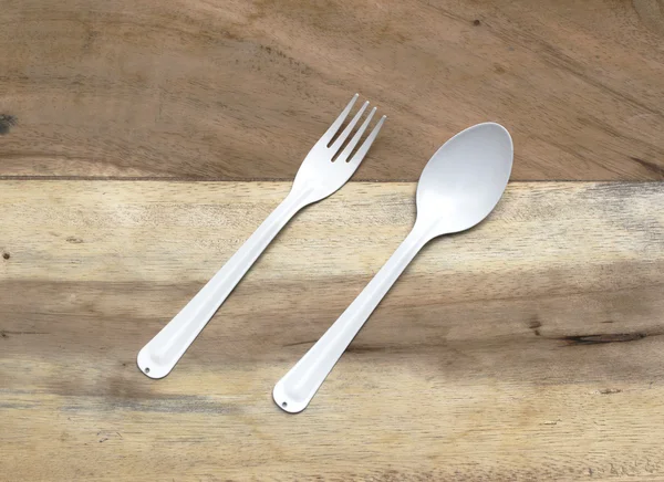 汤匙和叉子在木制的背景上 — 图库照片